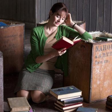 Emily Mortimer em cena de A Livraria, filme da espanhola Isabel Coixet baseado no romance de mesmo nome da inglesa Penelope Fitzgerald