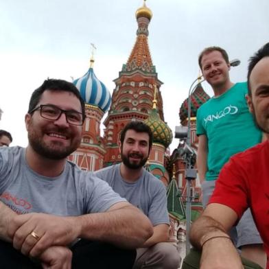 Yangos posa na Catedral de São Basílio, em Moscou. Eles foram selecionados para tocar durante a Copa do Mundo