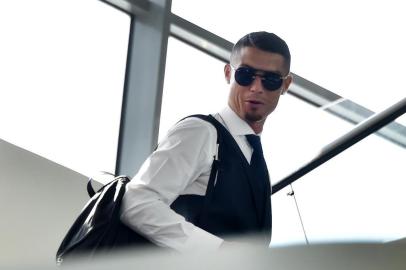  Portugals forward Cristiano Ronaldo arrives at the Zhukovsky airport, about 40 km southeast of Moscow, on July 1, 2018, as Portugals team departs following their loss the previous day to Uruguay in their Russia 2018 World Cup round of 16 football match. / AFP PHOTO / Vasily MAXIMOVEditoria: SPOLocal: ZhukovskyIndexador: VASILY MAXIMOVSecao: soccerFonte: AFPFotógrafo: STR