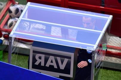 American referee Mark Geiger checks the VAR screen during the Russia 2018 World Cup Group F football match between South Korea and Germany at the Kazan Arena in Kazan on June 27, 2018. / AFP PHOTO / Luis Acosta / RESTRICTED TO EDITORIAL USE - NO MOBILE PUSH ALERTS/DOWNLOADS