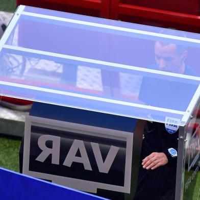 American referee Mark Geiger checks the VAR screen during the Russia 2018 World Cup Group F football match between South Korea and Germany at the Kazan Arena in Kazan on June 27, 2018. / AFP PHOTO / Luis Acosta / RESTRICTED TO EDITORIAL USE - NO MOBILE PUSH ALERTS/DOWNLOADS