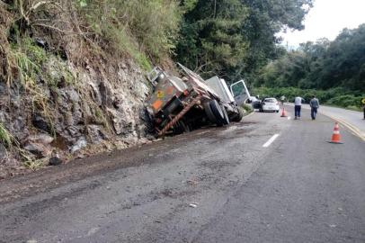 Motorista morre após bater caminhão contra paredão de pedra em Flores da Cunha.