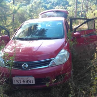 Tiida vermelho utilizado por assaltantes de banco em Jaquirana é encontrado pela polícia.