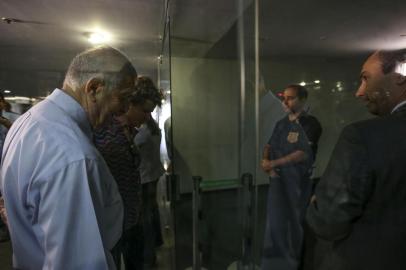 O deputado Nelson Marquezelli aguarda enquanto agentes da Policia Federal realizam buscas em seu gabinete na Camara dos Deputados. 