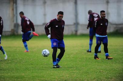  CAXIAS DO SUL, RS, BRASIL, 01/06/2018. Treino do SER Caxias no gramado suplemantar. O Caxias está disputando a Série D do Campeonato Brasileiro. Na foto, atacante Nathan Cachorrão (C). (Porthus Junior/Agência RBS)