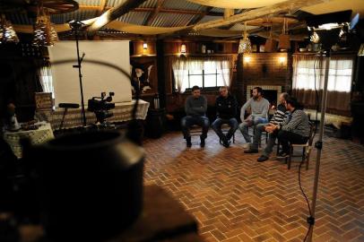  CAXIAS DO SUL, RS, BRASIL, 05/07/2018 - Bastidores da gravação do quinto programa Bodega do Bachi, que tem produção em parceria do jornal Pioneiro, rádio Gaúcha Serra e RBS TV. A gravação ocorreu no Museu São Braz, na Comunidade de São Bráz, interior de Caxias do Sul, e contou com a participação de amigos do Tite. NA FOTO:Mauricio Reolon, Gilberto, ex-lateral, rodrigo cordeiro, Casagrande, ex-goleiro, e Diego Mandarino. (Marcelo Casagrande/Agência RBS)