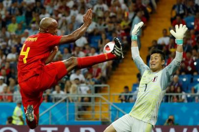 Belgiums defender Vincent Kompany (L) tries to score against Japans goalkeeper Eiji Kawashima during the Russia 2018 World Cup round of 16 football match between Belgium and Japan at the Rostov Arena in Rostov-On-Don on July 2, 2018. / AFP PHOTO / Odd ANDERSEN / RESTRICTED TO EDITORIAL USE - NO MOBILE PUSH ALERTS/DOWNLOADS