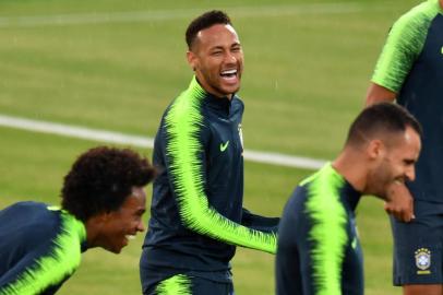 Brazils forward Neymar (C) shares a laughter with his teammates during a training session at the Tsentralny Stadium in Kazan on July 5, 2018, on the eve of the Russia 2018 World Cup quarter final football match between Belgium and Brazil. / AFP PHOTO / SAEED KHAN