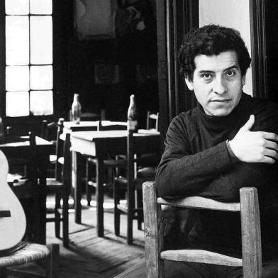 In this undated photo released by Fundacion Victor Jara appears prominent Chilean folk singer Victor Jara. A retired army colonel was indicted Thursday, Dec. 9, 2004 in the killing of Victor Jara in the opening days of the dictatorship of Gen. Augusto Pinochet. (AP Photo/Fundacion Victor Jara, Patricio Guzman) **MANDATORY CREDIT FUNDACION VICTOR JARA, PATRICIO GUZMAN **NO SALES**