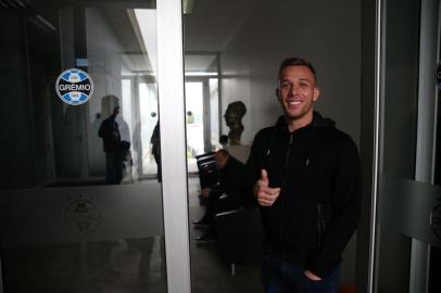  PORTO ALEGRE, RS, BRASIL, 06-07-2018. O jogador Arthur se despede do Grêmio em coletiva. Meio-campista está a caminho do Barcelona. (FERNANDO GOMES/AGÊNCIA RBS)