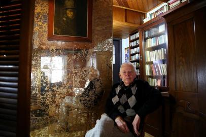  PORTO ALEGRE, RS, BRASIL, 19-05-2016:  Retrato do dramaturgo e escritor Ivo Bender, que no dia 23 de maio completará 80 anos. (CARLOS MACEDO/AGENCIA RBS)