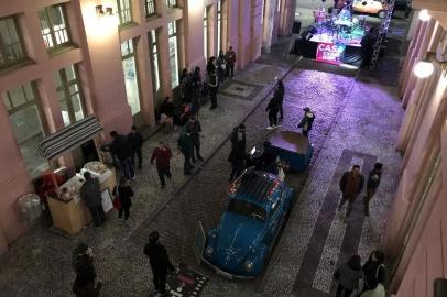 Um dos espaços mais fotografados da Casa de Cultura Mario Quintana (CCMQ), a Travessa dos Cataventos vai virar palco de atrações culturais. Neste sábado, a partir das 18h, ocorre a primeira edição do Casa Expandida, evento inspirado em movimentos culturais que incentivam a ocupação de lugares públicos à noite. Idealizado pelo diretor da CCMQ, Jessé Oliveira, o projeto vai se repetir no primeiro sábado de cada mês.