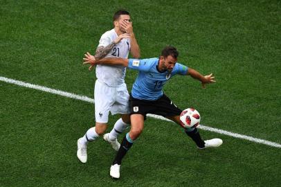  Frances defender Lucas Hernandez (L) vies for a ball with Uruguays forward Cristhian Stuani during the Russia 2018 World Cup quarter-final football match between Uruguay and France at the Nizhny Novgorod Stadium in Nizhny Novgorod on July 6, 2018. / AFP PHOTO / Johannes EISELEEditoria: SPOLocal: Nizhniy NovgorodIndexador: JOHANNES EISELESecao: soccerFonte: AFPFotógrafo: STF