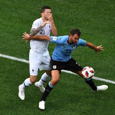  Frances defender Lucas Hernandez (L) vies for a ball with Uruguays forward Cristhian Stuani during the Russia 2018 World Cup quarter-final football match between Uruguay and France at the Nizhny Novgorod Stadium in Nizhny Novgorod on July 6, 2018. / AFP PHOTO / Johannes EISELEEditoria: SPOLocal: Nizhniy NovgorodIndexador: JOHANNES EISELESecao: soccerFonte: AFPFotógrafo: STF