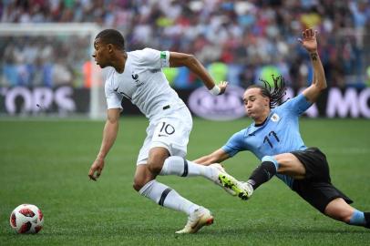  Frances forward Kylian Mbappe (L) vies with Uruguays defender Diego Laxalt during the Russia 2018 World Cup quarter-final football match between Uruguay and France at the Nizhny Novgorod Stadium in Nizhny Novgorod on July 6, 2018. / AFP PHOTO / Kirill KUDRYAVTSEVEditoria: SPOLocal: Nizhny NovgorodIndexador: KIRILL KUDRYAVTSEVSecao: soccerFonte: AFPFotógrafo: STF