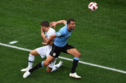  Frances defender Lucas Hernandez (L) vies for a ball with Uruguays forward Cristhian Stuani during the Russia 2018 World Cup quarter-final football match between Uruguay and France at the Nizhny Novgorod Stadium in Nizhny Novgorod on July 6, 2018. / AFP PHOTO / Johannes EISELEEditoria: SPOLocal: Nizhniy NovgorodIndexador: JOHANNES EISELESecao: soccerFonte: AFPFotógrafo: STF