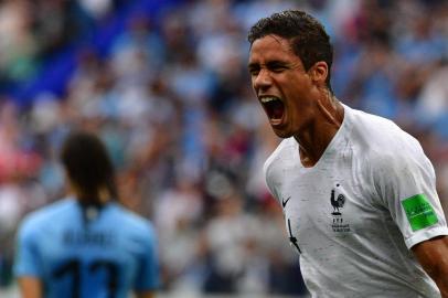  France's defender Raphael Varane celebrates after scoring the opener during the Russia 2018 World Cup quarter-final football match between Uruguay and France at the Nizhny Novgorod Stadium in Nizhny Novgorod on July 6, 2018. / AFP PHOTO / Mladen ANTONOVEditoria: SPOLocal: Nizhny NovgorodIndexador: MLADEN ANTONOVSecao: soccerFonte: AFPFotógrafo: STF