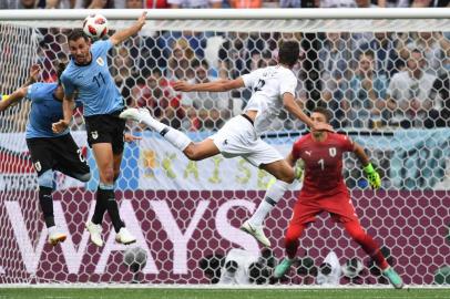  Frances defender Raphael Varane (2ndR) heads to score the opener past Uruguays forward Cristhian Stuani during the Russia 2018 World Cup quarter-final football match between Uruguay and France at the Nizhny Novgorod Stadium in Nizhny Novgorod on July 6, 2018. / AFP PHOTO / Kirill KUDRYAVTSEVEditoria: SPOLocal: Nizhny NovgorodIndexador: KIRILL KUDRYAVTSEVSecao: soccerFonte: AFPFotógrafo: STF