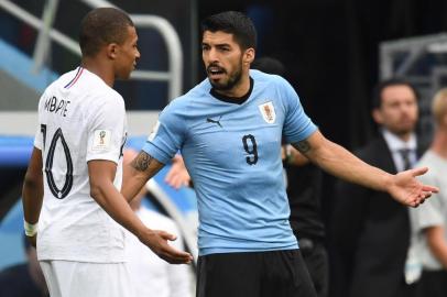  Frances forward Kylian Mbappe (L) argues with Uruguays forward Luis Suarez during the Russia 2018 World Cup quarter-final football match between Uruguay and France at the Nizhny Novgorod Stadium in Nizhny Novgorod on July 6, 2018. / AFP PHOTO / Kirill KUDRYAVTSEV / RESTRICTED TO EDITORIAL USE - NO MOBILE PUSH ALERTS/DOWNLOADSEditoria: SPOLocal: Nizhny NovgorodIndexador: KIRILL KUDRYAVTSEVSecao: soccerFonte: AFPFotógrafo: STF