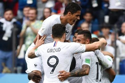  France's players celebrate their second goal during the Russia 2018 World Cup quarter-final football match between Uruguay and France at the Nizhny Novgorod Stadium in Nizhny Novgorod on July 6, 2018. / AFP PHOTO / FRANCK FIFEEditoria: SPOLocal: Nizhniy NovgorodIndexador: FRANCK FIFESecao: soccerFonte: AFPFotógrafo: STF