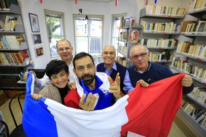  PORTO ALEGRE, RS, BRASIL, 06-07-2018: Torcida francesa na sede da Aliança Francesa em Porto Alegre, comemorando a vitória da França sobre a seleção do Uruguai nas quartas de final da Copa do Mundo (FOTO FÉLIX ZUCCO/AGÊNCIA RBS, Editoria de Esportes).