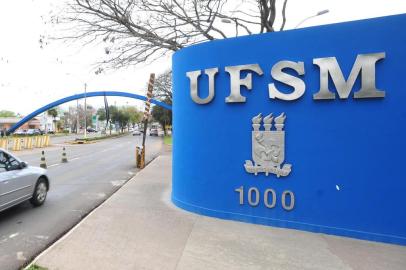  Com o fim da greve dos servidores técnico-administrativos em educação da UFSM, as atividades começam a ser retomadas no campus. Na Biblioteca Central, o movimento era pequeno com entrega e retirada de livros. No Restaurante Universitário (RU) foi possível perceber um fluxo grande de pessoas. Cerca de 1,7 mil realizaram agendamentos para refeições nas três unidades do RU.