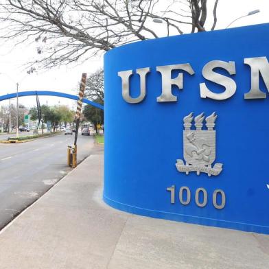  Com o fim da greve dos servidores técnico-administrativos em educação da UFSM, as atividades começam a ser retomadas no campus. Na Biblioteca Central, o movimento era pequeno com entrega e retirada de livros. No Restaurante Universitário (RU) foi possível perceber um fluxo grande de pessoas. Cerca de 1,7 mil realizaram agendamentos para refeições nas três unidades do RU.