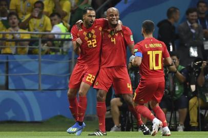  Belgium's midfielder Nacer Chadli (L), Belgium's defender Vincent Kompany and Belgium's forward Eden Hazard (R) celebrate their opening goal during the Russia 2018 World Cup quarter-final football match between Brazil and Belgium at the Kazan Arena in Kazan on July 6, 2018. / AFP PHOTO / Manan VATSYAYANA / RESTRICTED TO EDITORIAL USE - NO MOBILE PUSH ALERTS/DOWNLOADSEditoria: SPOLocal: KazanIndexador: MANAN VATSYAYANASecao: soccerFonte: AFPFotógrafo: STF