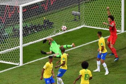  Brazil's midfielder Fernandinho (2L) looks at the ball after scoring an own-goal during the Russia 2018 World Cup quarter-final football match between Brazil and Belgium at the Kazan Arena in Kazan on July 6, 2018. / AFP PHOTO / SAEED KHAN / RESTRICTED TO EDITORIAL USE - NO MOBILE PUSH ALERTS/DOWNLOADSEditoria: SPOLocal: KazanIndexador: SAEED KHANSecao: soccerFonte: AFPFotógrafo: STF