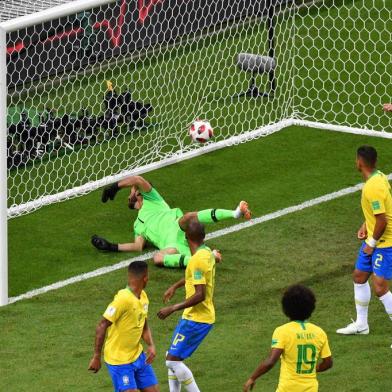  Brazil's midfielder Fernandinho (2L) looks at the ball after scoring an own-goal during the Russia 2018 World Cup quarter-final football match between Brazil and Belgium at the Kazan Arena in Kazan on July 6, 2018. / AFP PHOTO / SAEED KHAN / RESTRICTED TO EDITORIAL USE - NO MOBILE PUSH ALERTS/DOWNLOADSEditoria: SPOLocal: KazanIndexador: SAEED KHANSecao: soccerFonte: AFPFotógrafo: STF