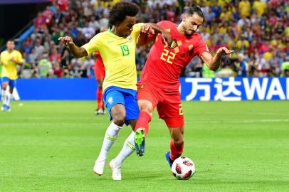  Brazils forward Willian (L) vies for the ball with Belgiums midfielder Nacer Chadli during the Russia 2018 World Cup quarter-final football match between Brazil and Belgium at the Kazan Arena in Kazan on July 6, 2018. / AFP PHOTO / Luis Acosta / RESTRICTED TO EDITORIAL USE - NO MOBILE PUSH ALERTS/DOWNLOADSEditoria: SPOLocal: KazanIndexador: LUIS ACOSTASecao: soccerFonte: AFPFotógrafo: STF