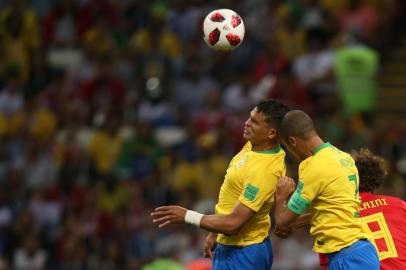  Brazils defender Thiago Silva (L) heads the ball next to Brazils defender Miranda during the Russia 2018 World Cup quarter-final football match between Brazil and Belgium at the Kazan Arena in Kazan on July 6, 2018. / AFP PHOTO / Roman Kruchinin / RESTRICTED TO EDITORIAL USE - NO MOBILE PUSH ALERTS/DOWNLOADSEditoria: SPOLocal: KazanIndexador: ROMAN KRUCHININSecao: soccerFonte: AFPFotógrafo: STR