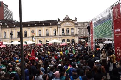  PORTO ALEGRE, RS, BRASIL, 06-07-2018. Torcedores assistem o jogo entre Brasil e Bélgica na fanfest, em frente ao Mercado Público. (CARLOS MACEDO/AGÊNCIA RBS)