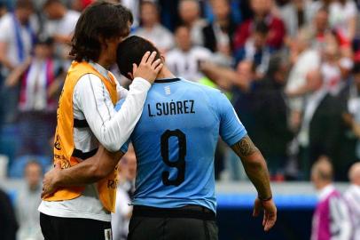  Uruguays forward Edinson Cavani (L) comforts Uruguays forward Luis Suarez as they react to Frances victory at the end of the the Russia 2018 World Cup quarter-final football match between Uruguay and France at the Nizhny Novgorod Stadium in Nizhny Novgorod on July 6, 2018. / AFP PHOTO / Mladen ANTONOV / RESTRICTED TO EDITORIAL USE - NO MOBILE PUSH ALERTS/DOWNLOADSEditoria: SPOLocal: Nizhny NovgorodIndexador: MLADEN ANTONOVSecao: soccerFonte: AFPFotógrafo: STF