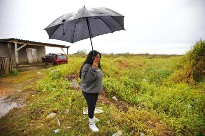  ELDORADO DO SUL, RS, BRASIL, 29-06-2018: Denise Cristina Ribeiro e o filho Eduardo da Silva perderam móveis e documentos nas últimas enchentes. Eles moram a menos de 50m do banhado que circunda a área central de Eldorado do Sul. (FOTO FÉLIX ZUCCO/AGÊNCIA RBS, Editoria de Geral).