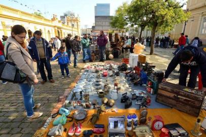 Movimentação no Mercado das Pulgas de Pelotas.