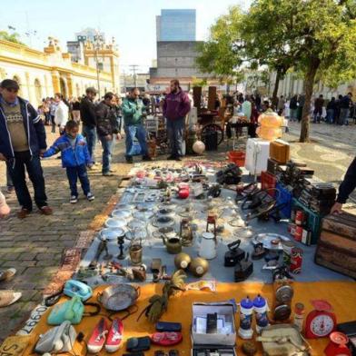 Movimentação no Mercado das Pulgas de Pelotas.