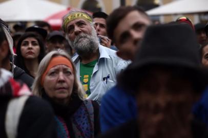  PORTO ALEGRE, RS, BRASIL, 06-07-2018. Torcedores assistem o jogo entre Brasil e Bélgica na fanfest, em frente ao Mercado Público. (CARLOS MACEDO/AGÊNCIA RBS)