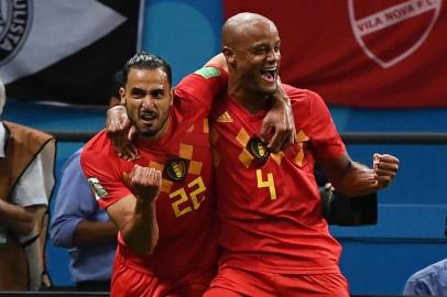  Belgiums midfielder Nacer Chadli (L) and Belgiums defender Vincent Kompany celebrate their opening goal during the Russia 2018 World Cup quarter-final football match between Brazil and Belgium at the Kazan Arena in Kazan on July 6, 2018. / AFP PHOTO / Jewel SAMAD / RESTRICTED TO EDITORIAL USE - NO MOBILE PUSH ALERTS/DOWNLOADSEditoria: SPOLocal: KazanIndexador: JEWEL SAMADSecao: soccerFonte: AFPFotógrafo: STF