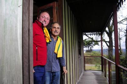  CAXIAS DO SUL, RS, BRASIL, 28/06/2018 - Bastidores da gravação do quarto programa Bodega do Bachi, que tem produção em parceria do jornal Pioneiro, rádio Gaúcha Serra e RBS TV. A gravação ocorreu no Museu São Braz, na Comunidade de São Bráz, interior de Caxias do Sul, e contou com a participação de amigos do Tite. NA FOTO: da esq. para dir.-   Alvaro Mentta e Aloir de Oliveira, amigos do Tite. (Marcelo Casagrande/Agência RBS)