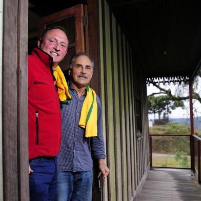  CAXIAS DO SUL, RS, BRASIL, 28/06/2018 - Bastidores da gravação do quarto programa Bodega do Bachi, que tem produção em parceria do jornal Pioneiro, rádio Gaúcha Serra e RBS TV. A gravação ocorreu no Museu São Braz, na Comunidade de São Bráz, interior de Caxias do Sul, e contou com a participação de amigos do Tite. NA FOTO: da esq. para dir.-   Alvaro Mentta e Aloir de Oliveira, amigos do Tite. (Marcelo Casagrande/Agência RBS)