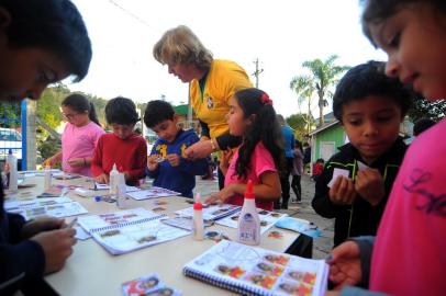  CAXIAS DO SUL, RS, BRASIL 06/07/2018Crianças da escola Luiza Morelli trocam figurinhas do álbum criado pelos professores, onde os alunos e funcionários são colecionáveis. (Felipe Nyland/Agência RBS)