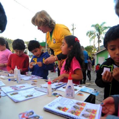  CAXIAS DO SUL, RS, BRASIL 06/07/2018Crianças da escola Luiza Morelli trocam figurinhas do álbum criado pelos professores, onde os alunos e funcionários são colecionáveis. (Felipe Nyland/Agência RBS)