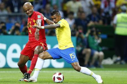 Belgiums defender Vincent Kompany (L) challenges Brazils midfielder Paulinho during the Russia 2018 World Cup quarter-final football match between Brazil and Belgium at the Kazan Arena in Kazan on July 6, 2018. / AFP PHOTO / BENJAMIN CREMEL / RESTRICTED TO EDITORIAL USE - NO MOBILE PUSH ALERTS/DOWNLOADS