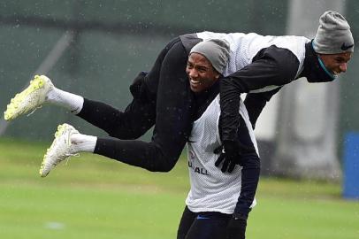  Englands defender Ashley Young carries Englands forward Marcus Rashford during a training session in Repino, Russia on July 6, 2018 during the Russia 2018 World Cup football tournament. / AFP PHOTO / Paul ELLISEditoria: SPOLocal: RepinoIndexador: PAUL ELLISSecao: soccerFonte: AFPFotógrafo: STF