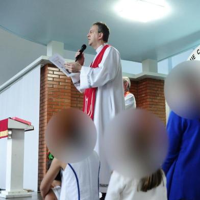  CAXIAS DO SUL.RS,BRASIL.Padre Ivair Heerdt Michels, Investigado por pedofília, rezando missa na Capela do Beato João Schiavo, em Fazensa Souza distrito de Caxias do Sul,e usando tornozeleira.(RONALDO BERNARDI/AGENCIA RBS).