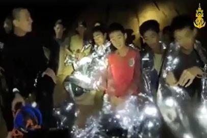  This handout video grab taken from footage released by the Royal Thai Navy on July 4, 2018 and taken on July 3 shows members of a Thai youth football team (R), some wrapped in portective foil blankets, sitting with a diver (L) inside the Tham Luang cave in Khun Nam Nang Non Forest Park in Mae Sai district, Chiang Rai province.The new video released on July 4 filmed in the bowels of a northern Thai cave showed members of a trapped football team laughing as they greet the camera to say they are in good health after their astonishing discovery by divers. / AFP PHOTO / ROYAL THAI NAVY / Handout / -----EDITORS NOTE --- RESTRICTED TO EDITORIAL USE - MANDATORY CREDIT "AFP PHOTO / ROYAL THAI NAVY" - NO MARKETING - NO ADVERTISING CAMPAIGNS - DISTRIBUTED AS A SERVICE TO CLIENTSEditoria: DISLocal: Mae SaiIndexador: HANDOUTSecao: relief and aid organisationFonte: ROYAL THAI NAVYFotógrafo: Handout