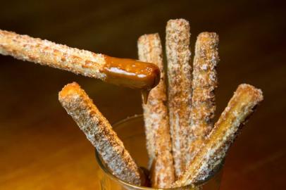 Responsável pelo restaurante Pueblo ensina o preparo de churros mexicanos