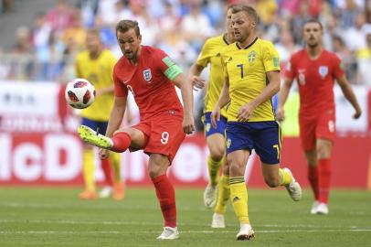  England's forward Harry Kane (L) passes the ball as he is marked by Sweden's midfielder Sebastian Larsson during the Russia 2018 World Cup quarter-final football match between Sweden and England at the Samara Arena in Samara on July 7, 2018. / AFP PHOTO / Manan VATSYAYANA / RESTRICTED TO EDITORIAL USE - NO MOBILE PUSH ALERTS/DOWNLOADSEditoria: SPOLocal: SamaraIndexador: MANAN VATSYAYANASecao: soccerFonte: AFPFotógrafo: STF