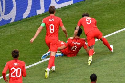  Englands defender Harry Maguire (C) celebrates with teammates after scoring the opening goal during the Russia 2018 World Cup quarter-final football match between Sweden and England at the Samara Arena in Samara on July 7, 2018. / AFP PHOTO / Alexander NEMENOV / RESTRICTED TO EDITORIAL USE - NO MOBILE PUSH ALERTS/DOWNLOADSEditoria: SPOLocal: SamaraIndexador: ALEXANDER NEMENOVSecao: soccerFonte: AFPFotógrafo: STF